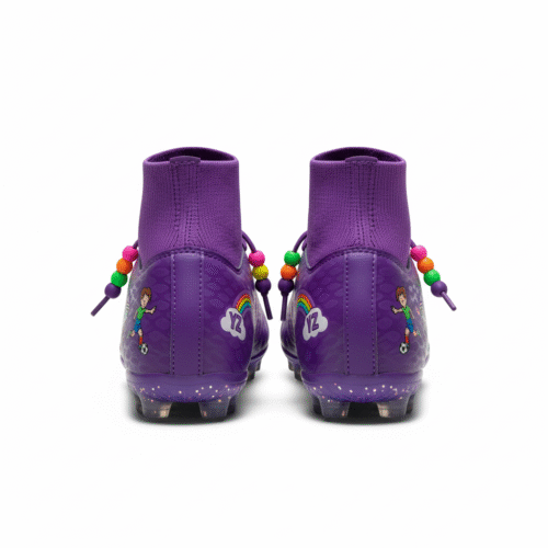 Botas moradas con calcetín y cordones vistas desde detrás para niñas.