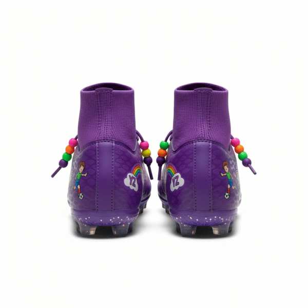 Botas moradas con calcetín y cordones vistas desde detrás para niñas.