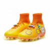 Vortex Kids amarillo-naranja Botas amarillo-naranja con calcetín y cordones vistas desde delante para niñas.
