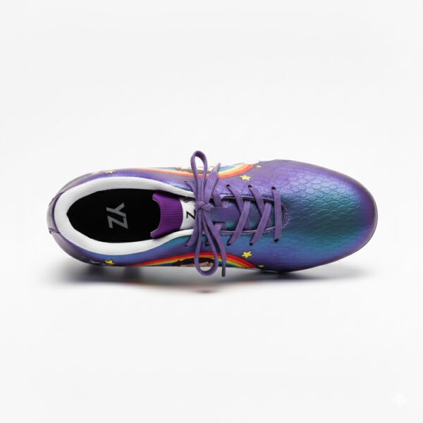 Botas moradas con cordones vistas desde arriba para niñas.