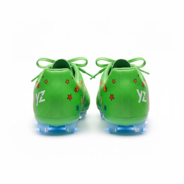 Botas verdes con cordones vistas desde detrás para niñas.